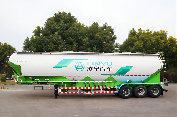 粉粒物料運(yùn)輸車的特點(diǎn)詳解！