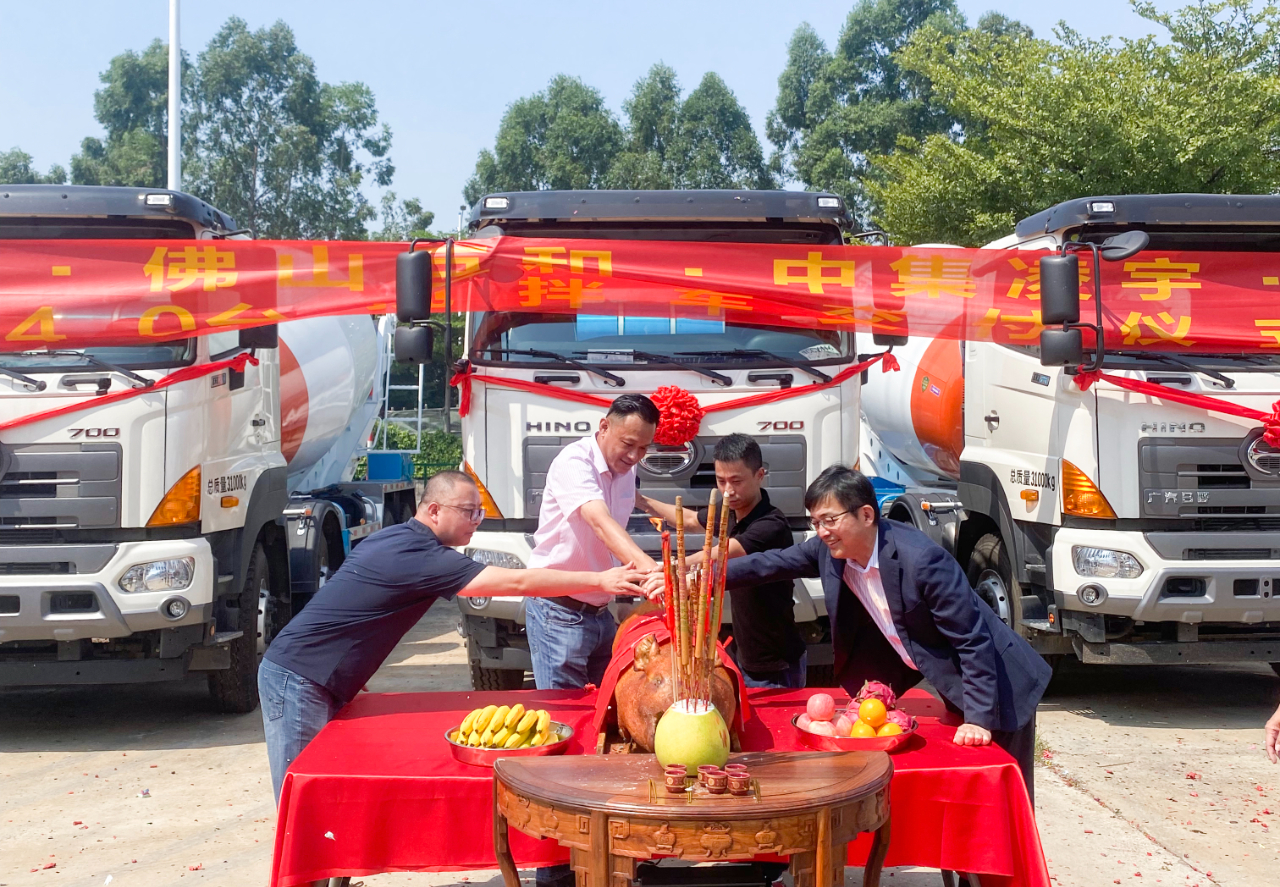 喜氣洋洋共相聚，40臺凌宇攪拌車交付大客戶！